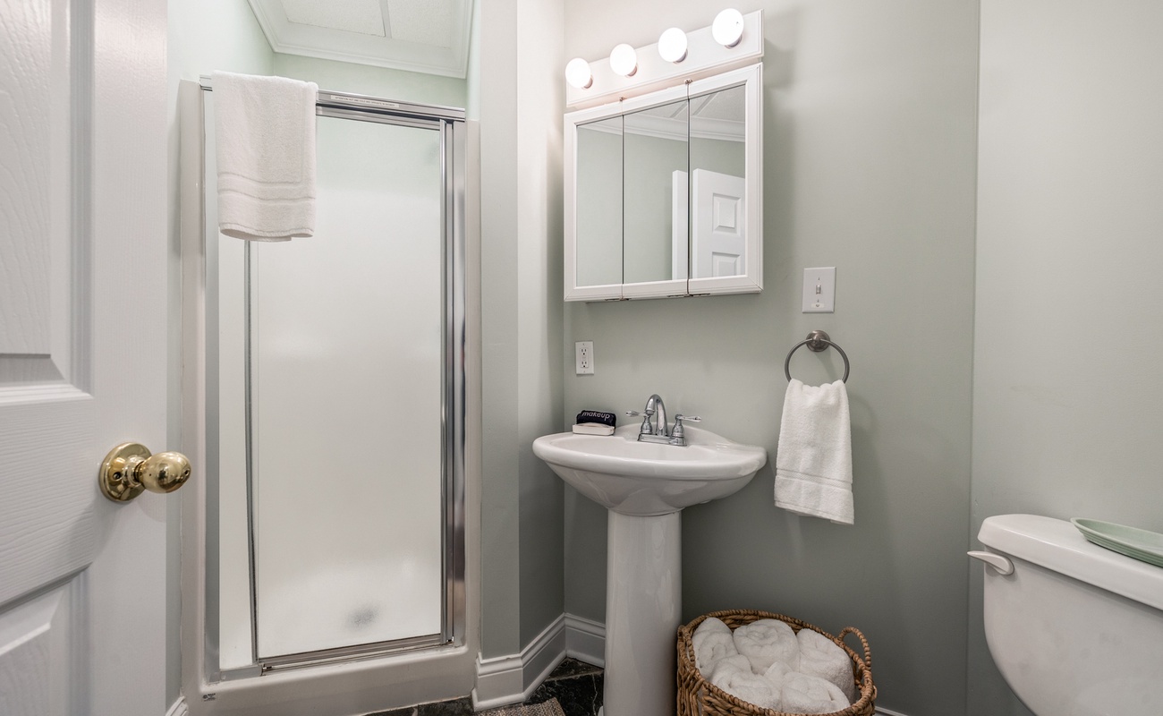 A fresh rinse, fluffy towels, and a no-clutter vibe—this bath keeps it simple.