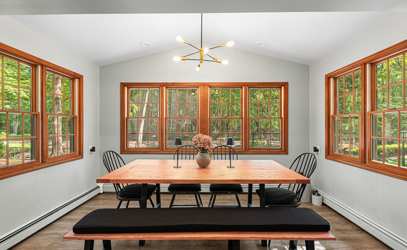 A dining table so chic, even the chandelier is showing off.