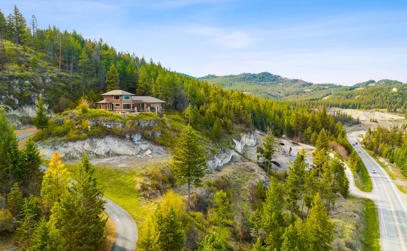 Living on the edge—literally! Cliffside calm with views for days.