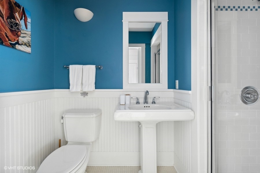 Loving the calming atmosphere of this blue and white bathroom oasis.