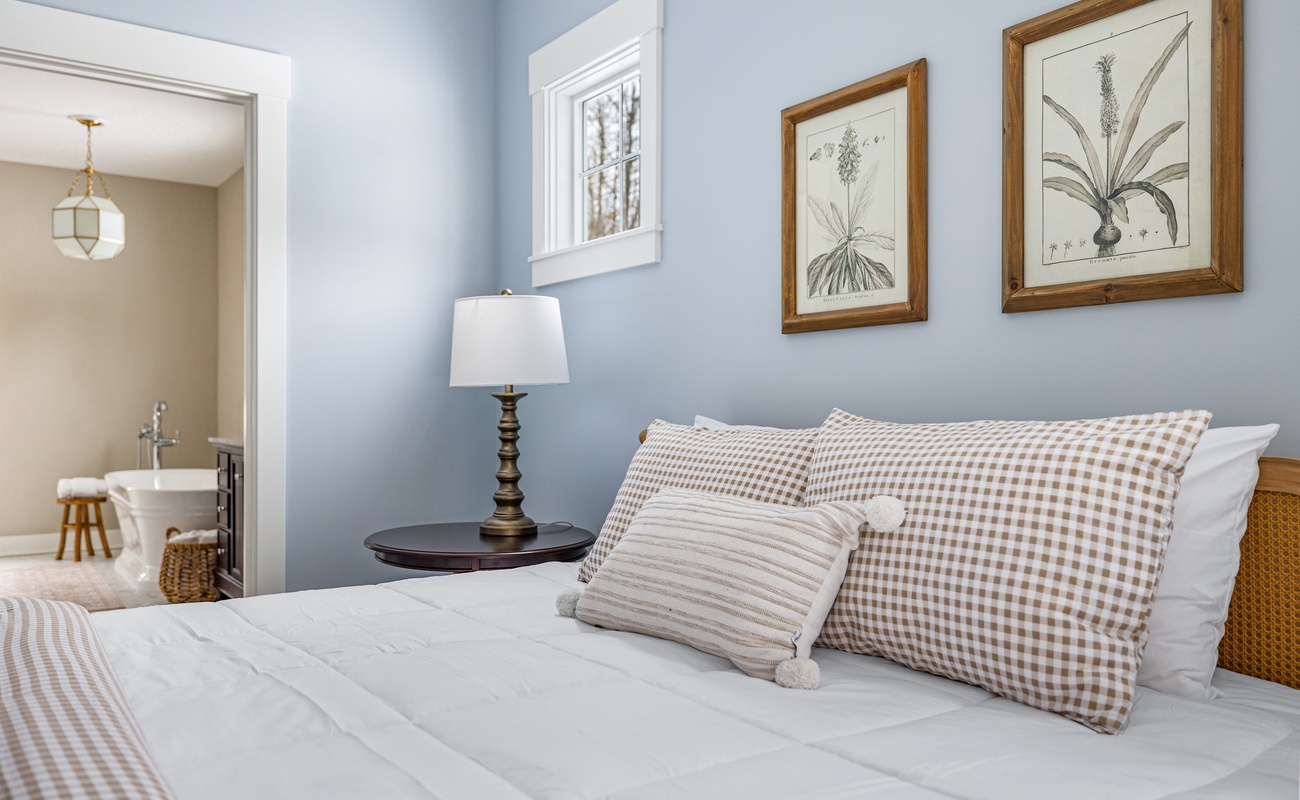 When comfort meets classic design, you get a bedroom that feels like a warm hug!