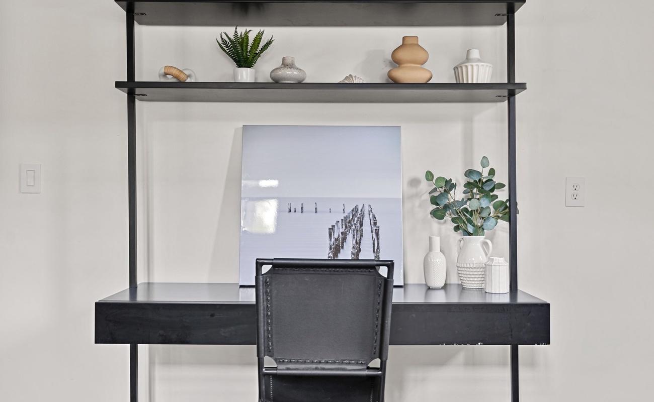 This desk says, 'Get things done'—but with a side of calm and creativity.