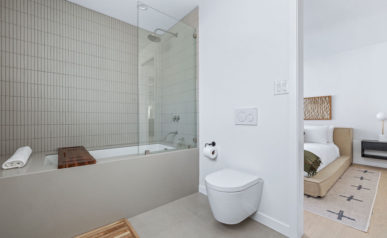 Soak it up, rinse it off, repeat. This bathroom knows how to keep it classy!