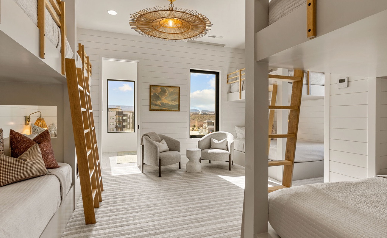 2 Queen/Queen + 2 Twin/Twin Bunks