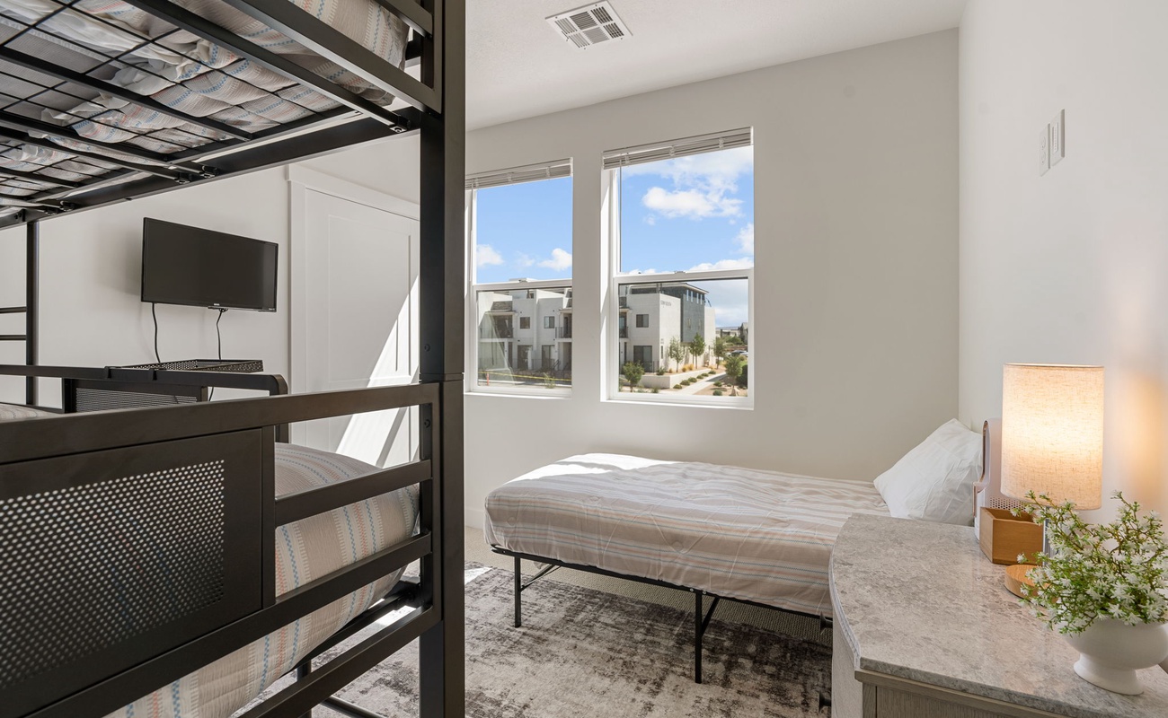 Twin/Twin/Twin Bunk, 1 Twin Bed