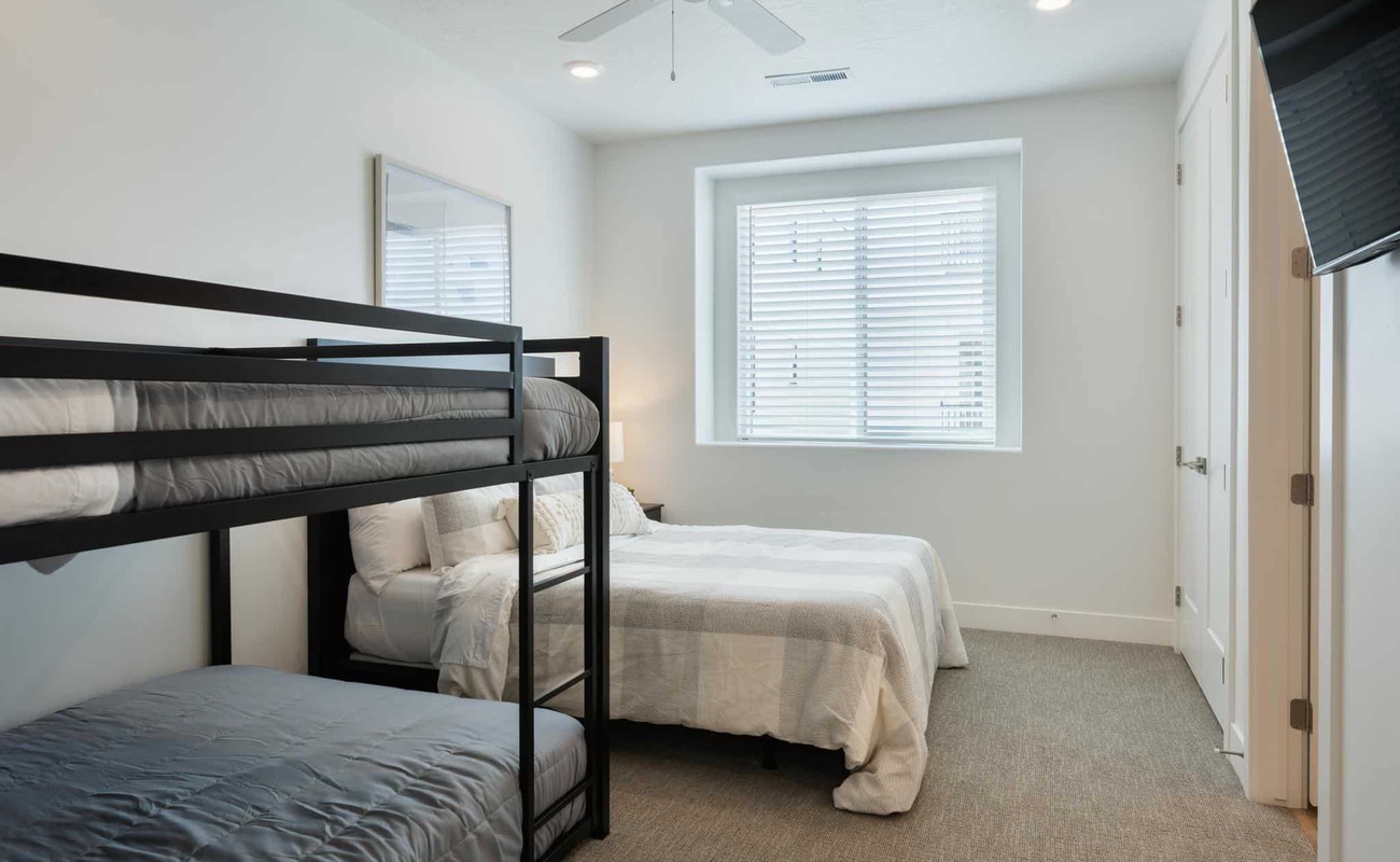 1 Queen Bed and 1 Full/Full Bunk