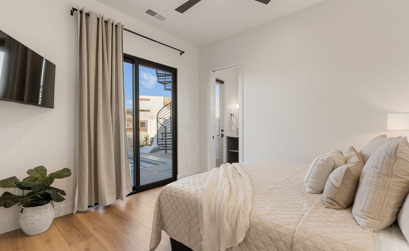 House 1: King bedroom
