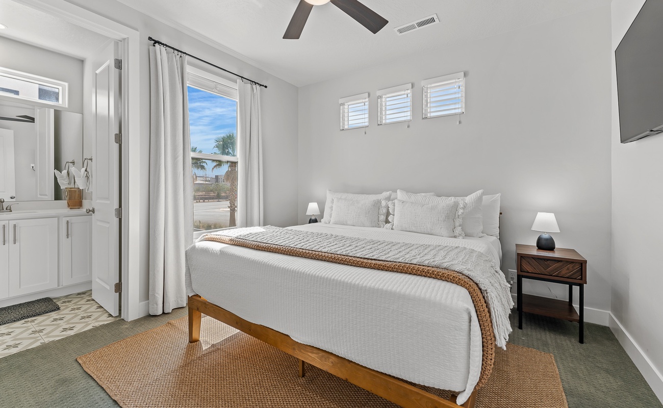 King Bed/Attached Bath