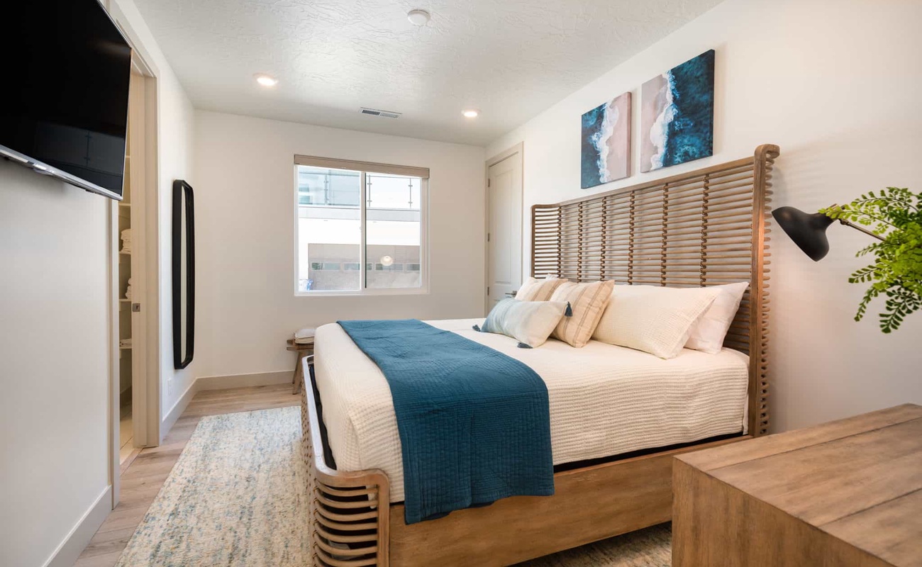 King Bed / Attached Bath