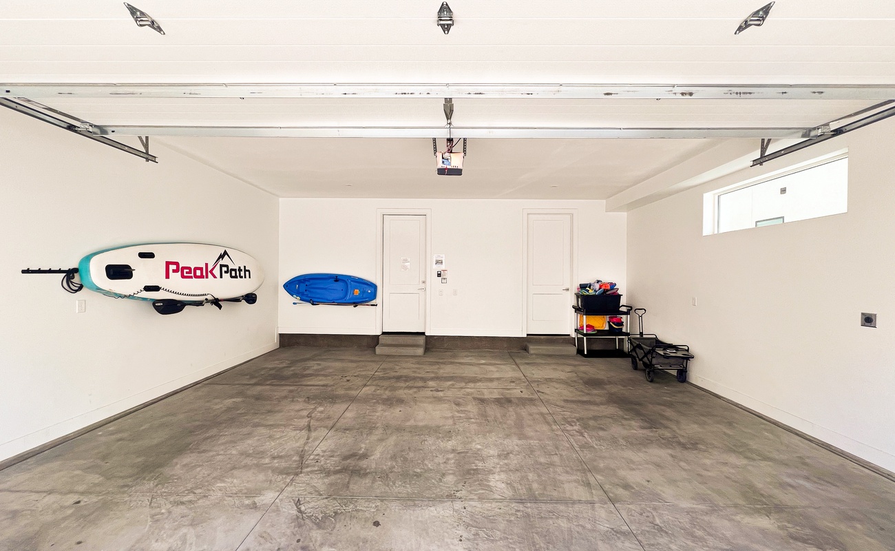 Garage & Amenities
