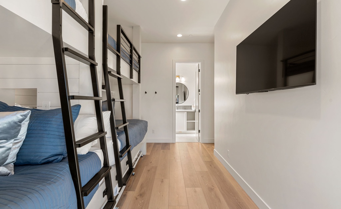 2 Double/Queen Bunks + 2 Twin Trundle Beds