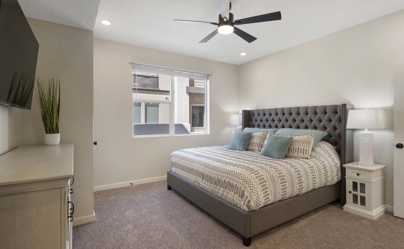 Master King Bed / Private Bathroom with Shower