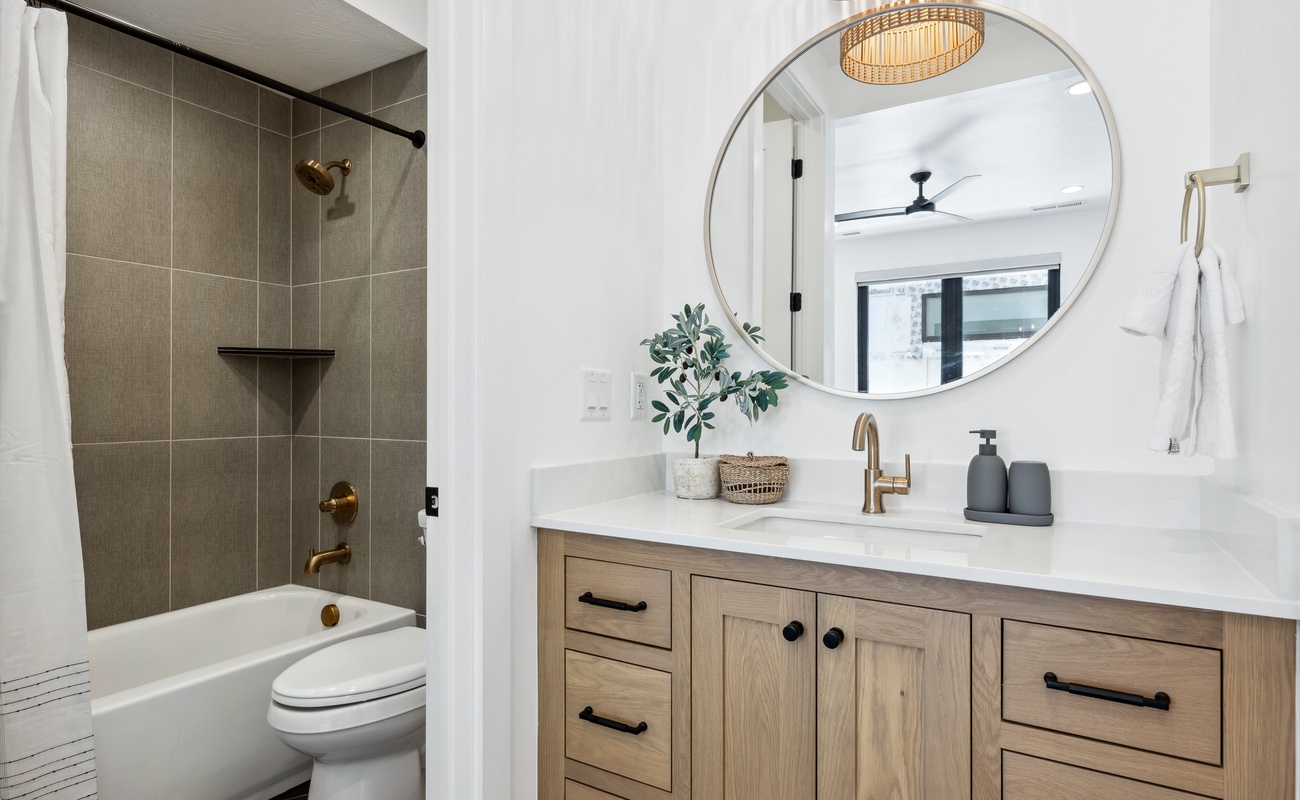 King Bedroom / Attached Bath