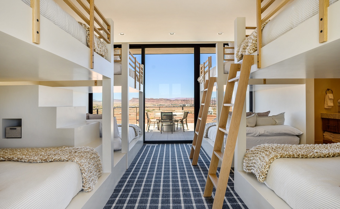 4 Queen / Queen Bunk Beds / Attached Bath