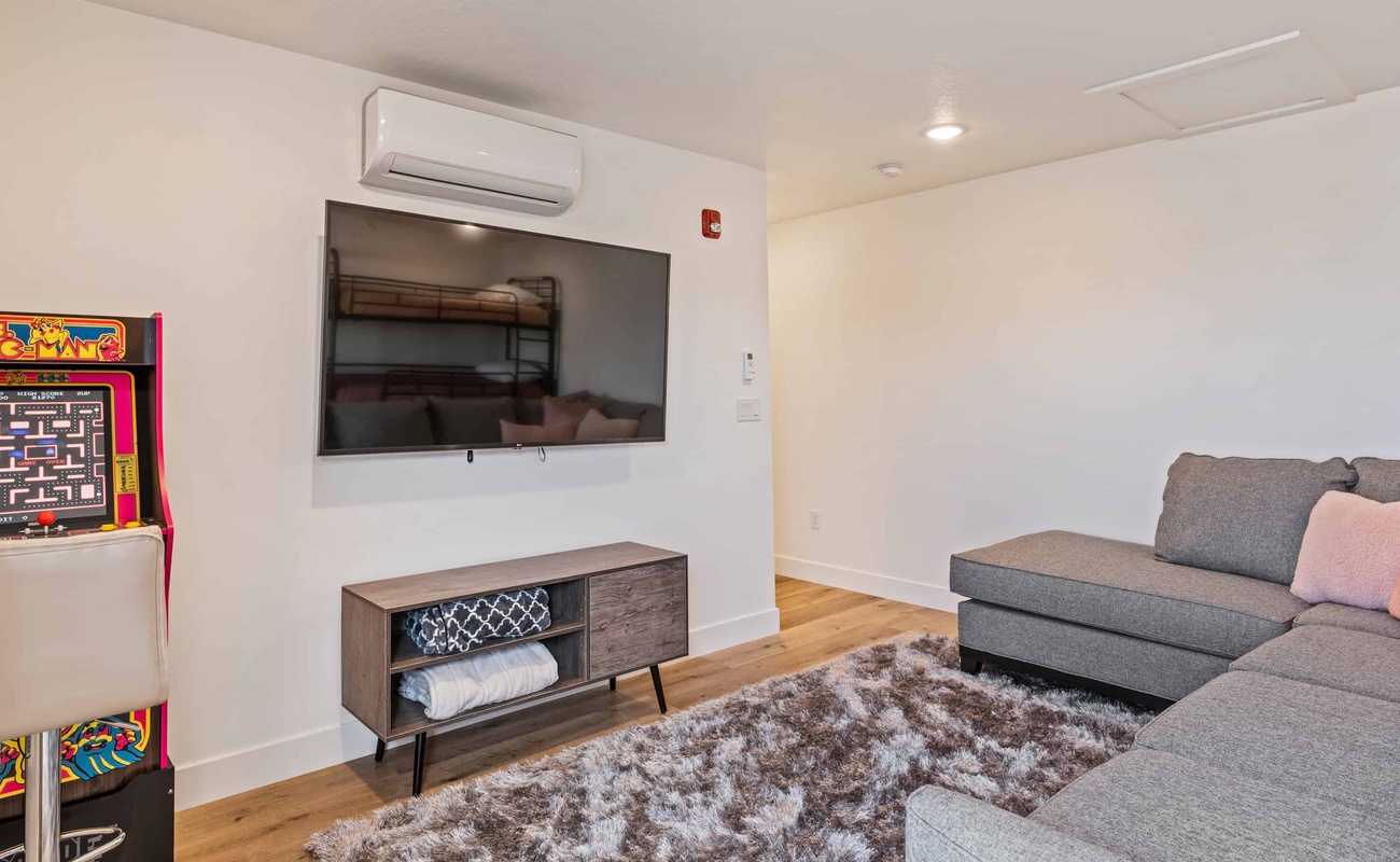 3rd Floor Entertainment Room