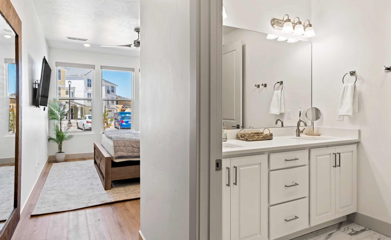 King Bed / Attached Bath