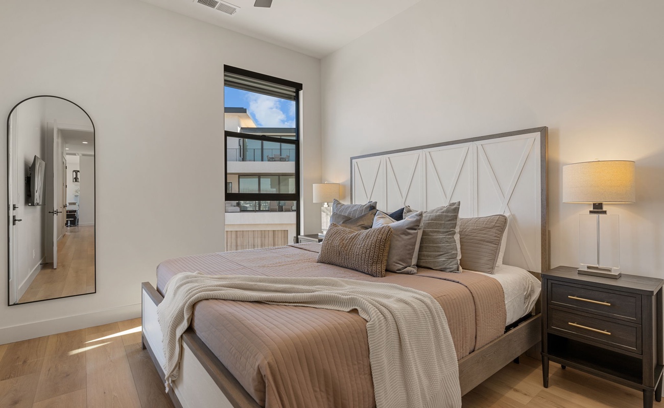House 1: King bedroom