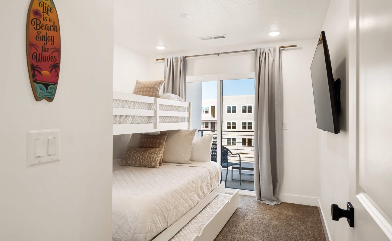 Twin/Queen Bunk with Twin Trundle