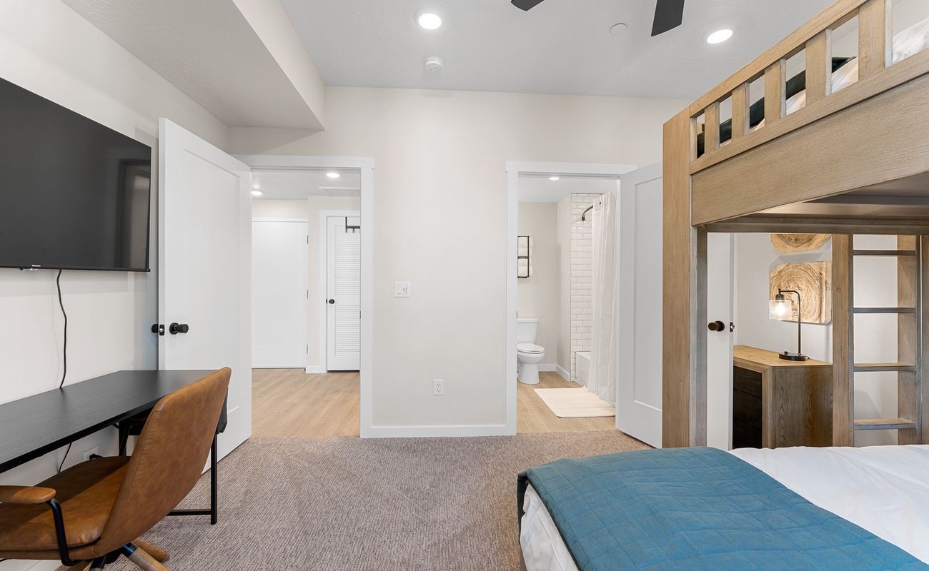 Double of Queen Bunk, Desk