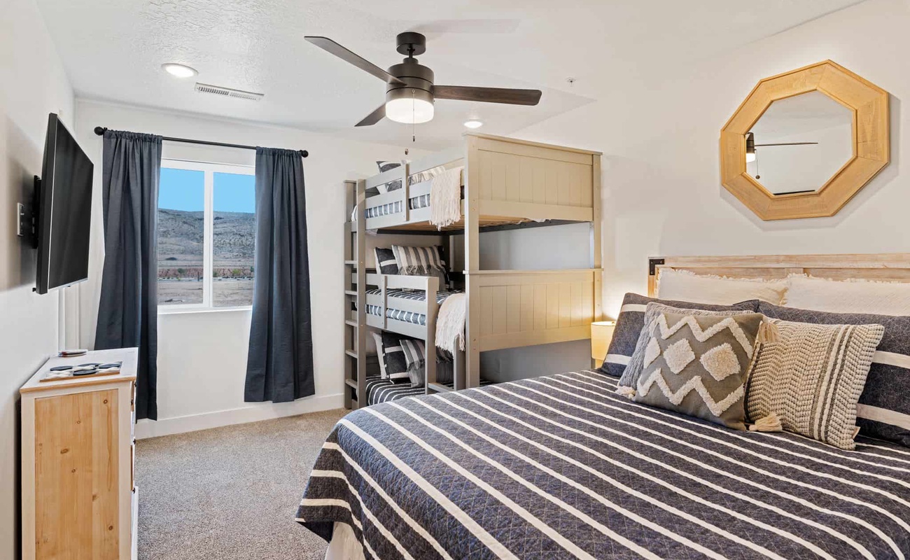 1Q, 1T/T/T (M) Bedroom