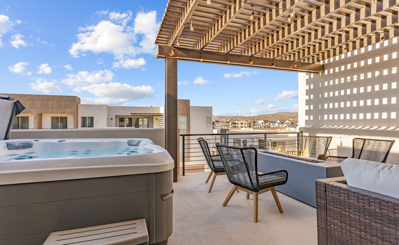 Private Hot Tub / Fire Tabvle / Patio Furniture