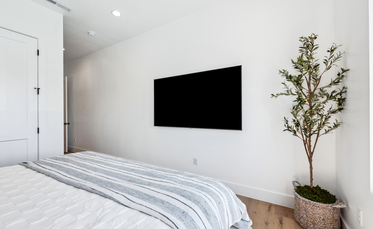 King Bedroom / Attached Bathroom