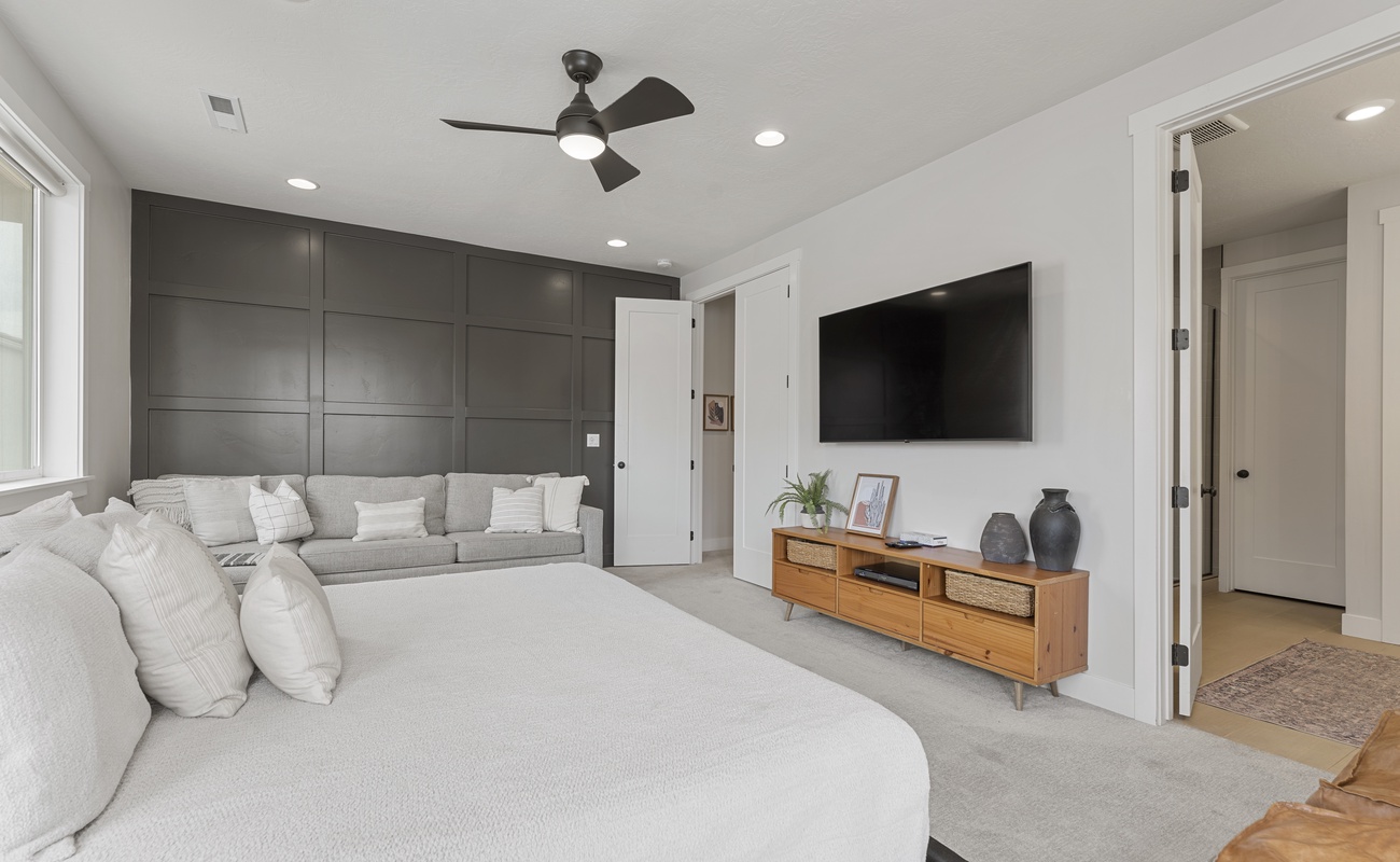 2nd Floor King Bed With Pullout Couch