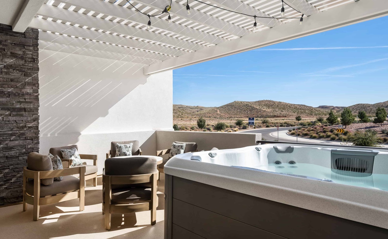 Private Hot Tub, Pergola, Fire Table