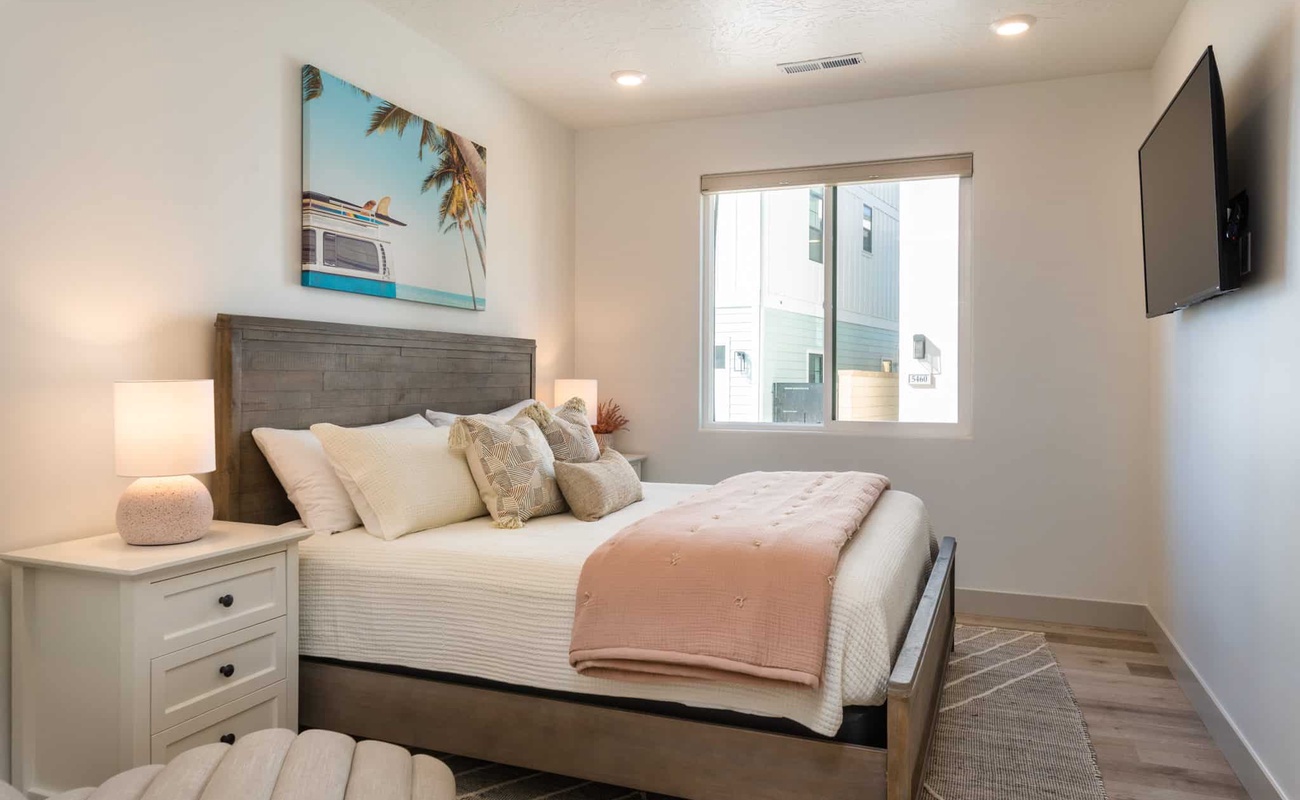 King Bed / Attached Bath