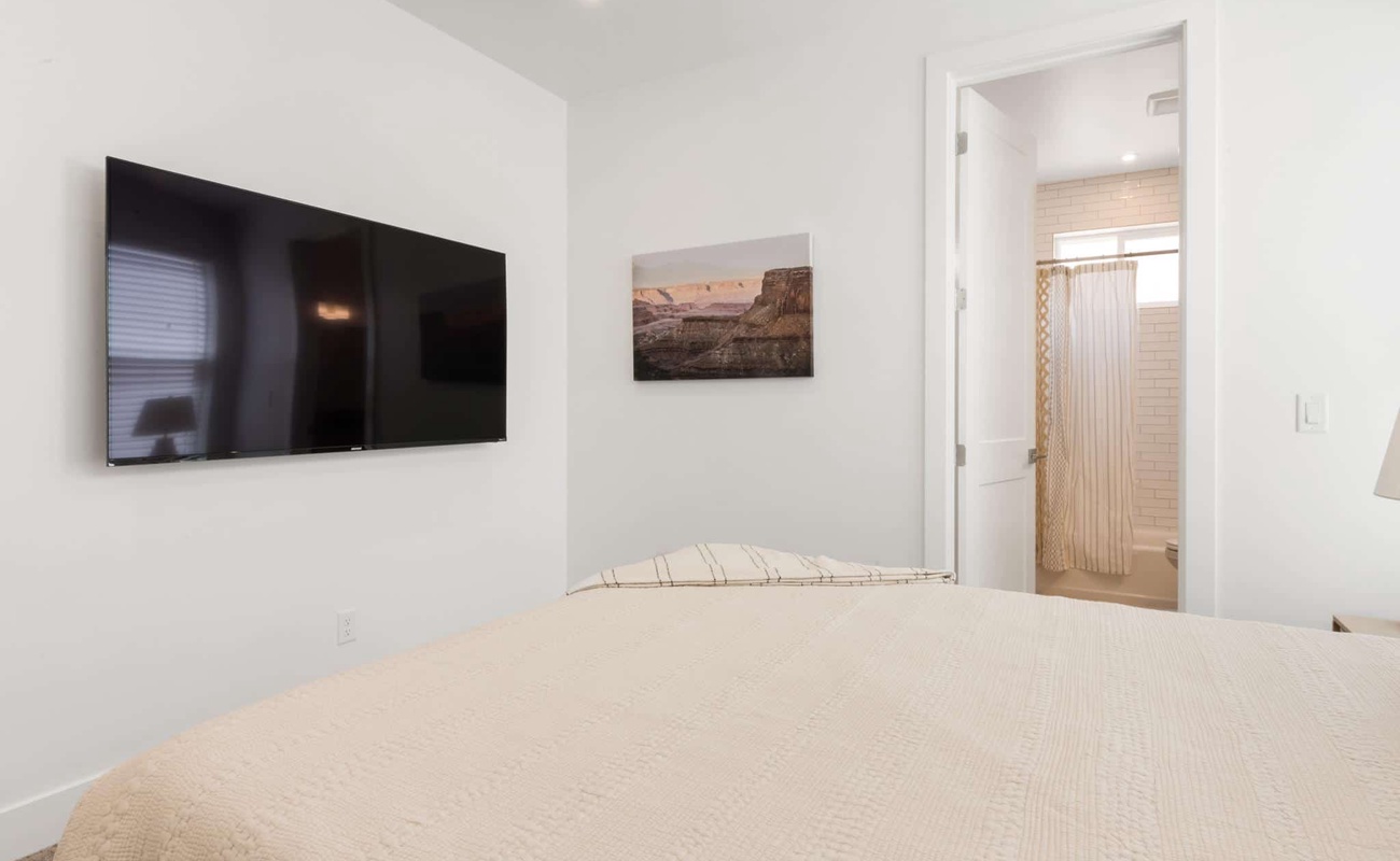 Queen Bed w/ Attached Bath