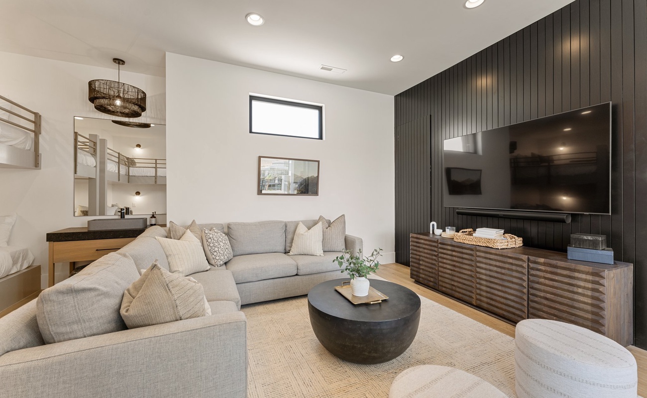 2 Queen/Queen Bunks + Twin/Twin Bunk + Family Room