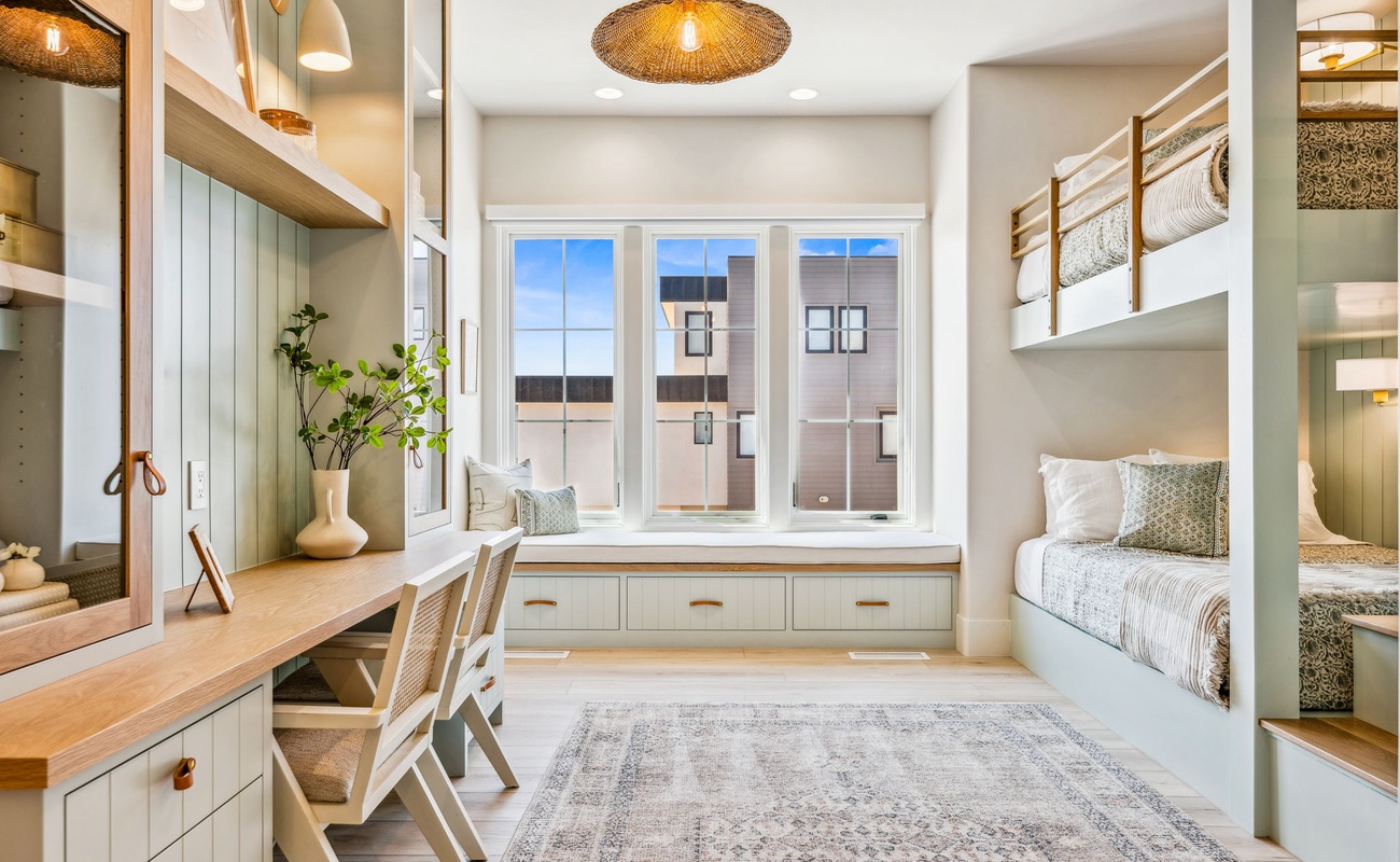 2 Q/Q Bunks / Desk Station