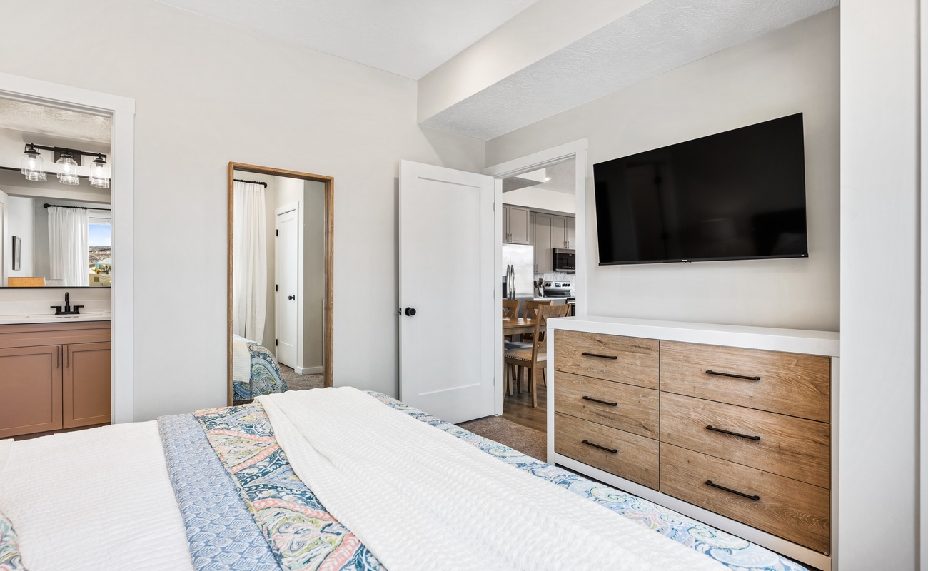 King Bedroom / Attached Bath