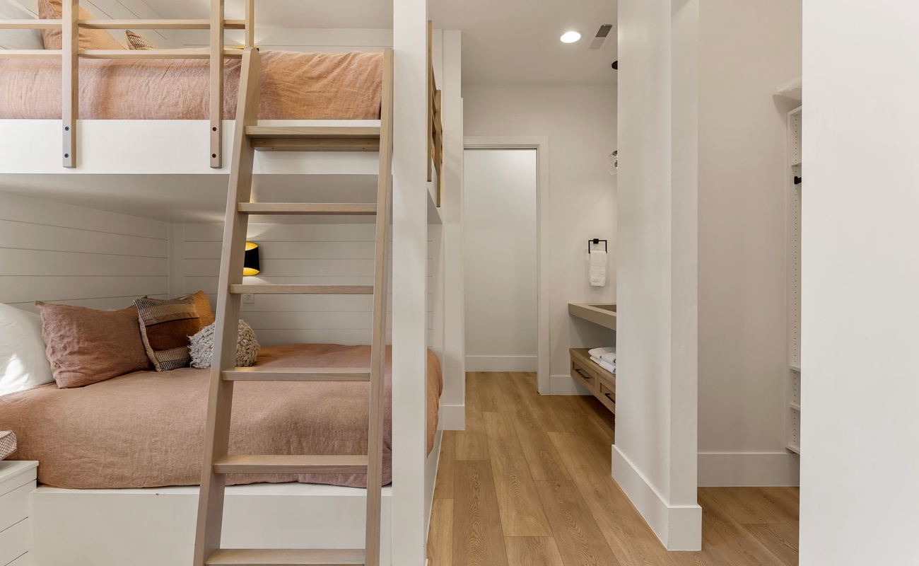 2 Queen/Queen Bunks