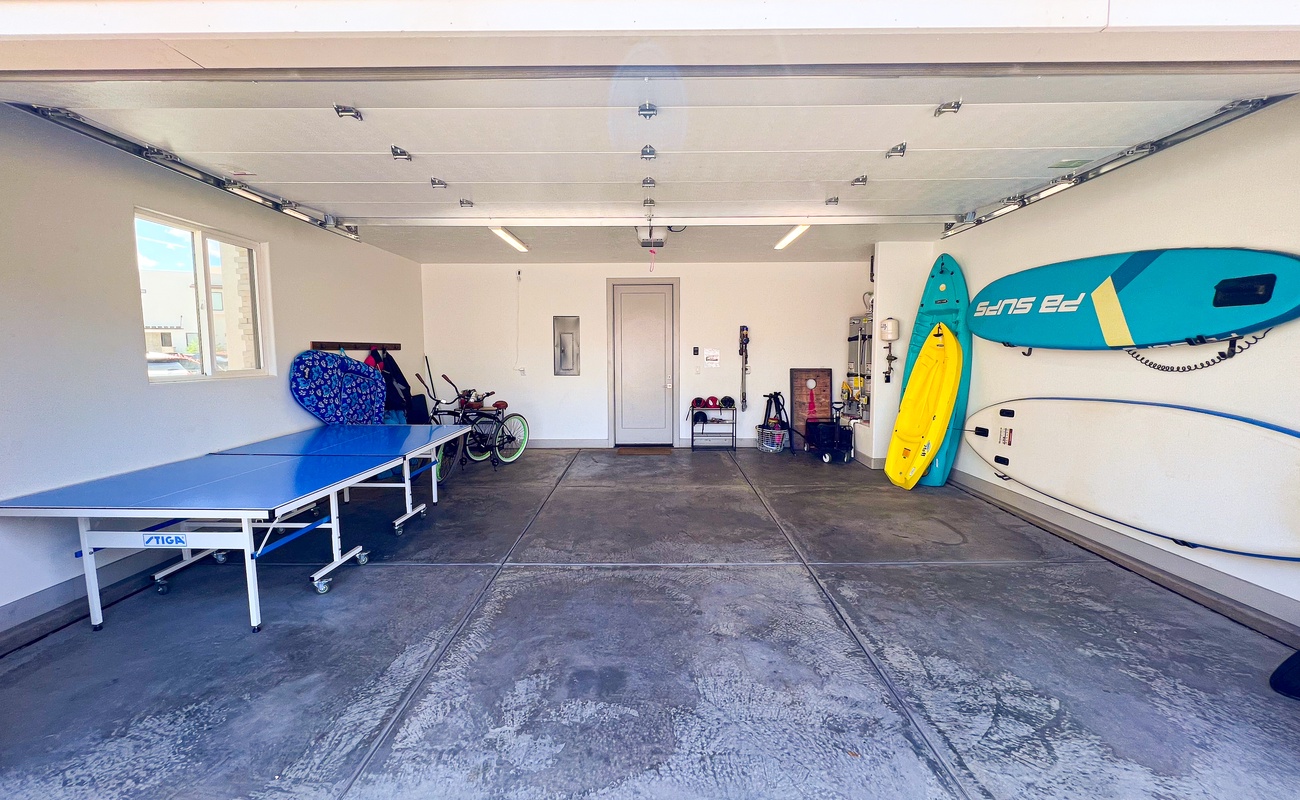 Garage & Amenities
