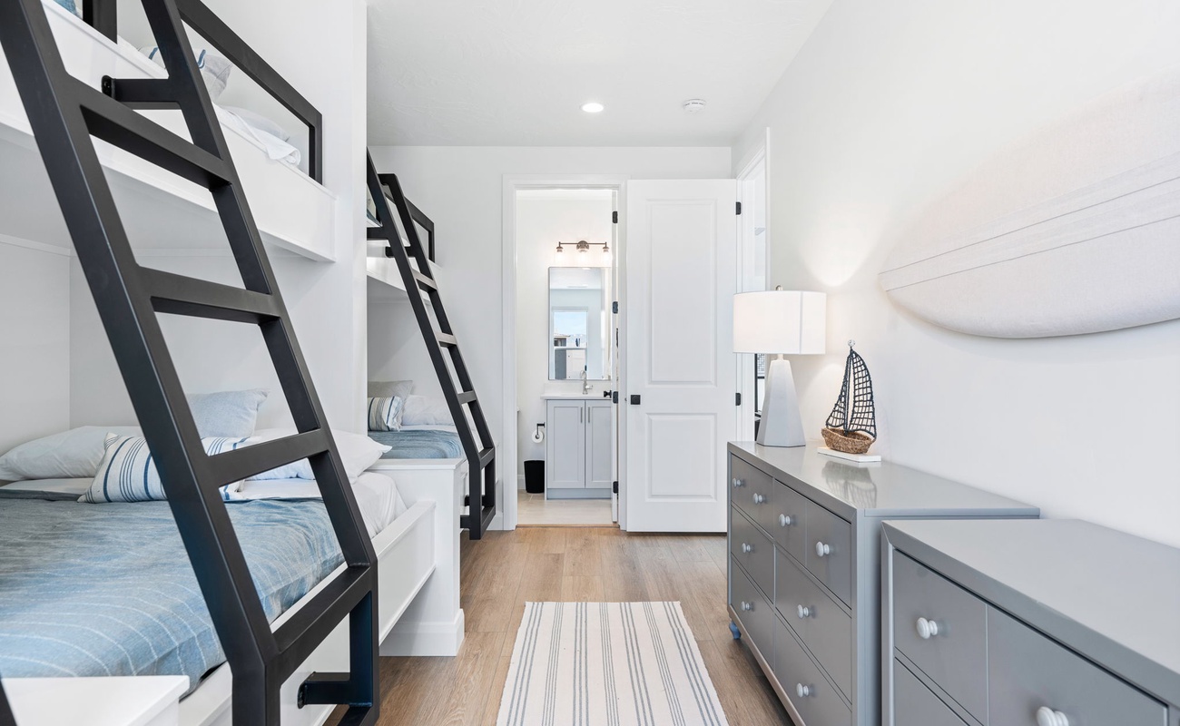 Bunkroom with 3 Twins over Doubles