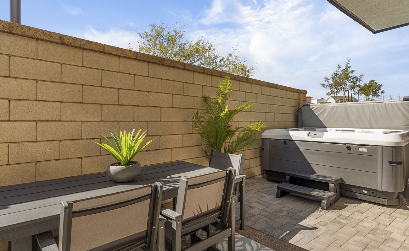 Private Hot Tub + Outdoor Dining
