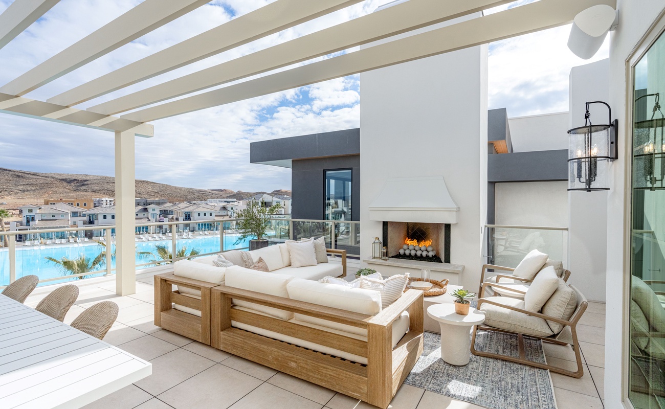 Upper Deck Patio Seating / Fireplace