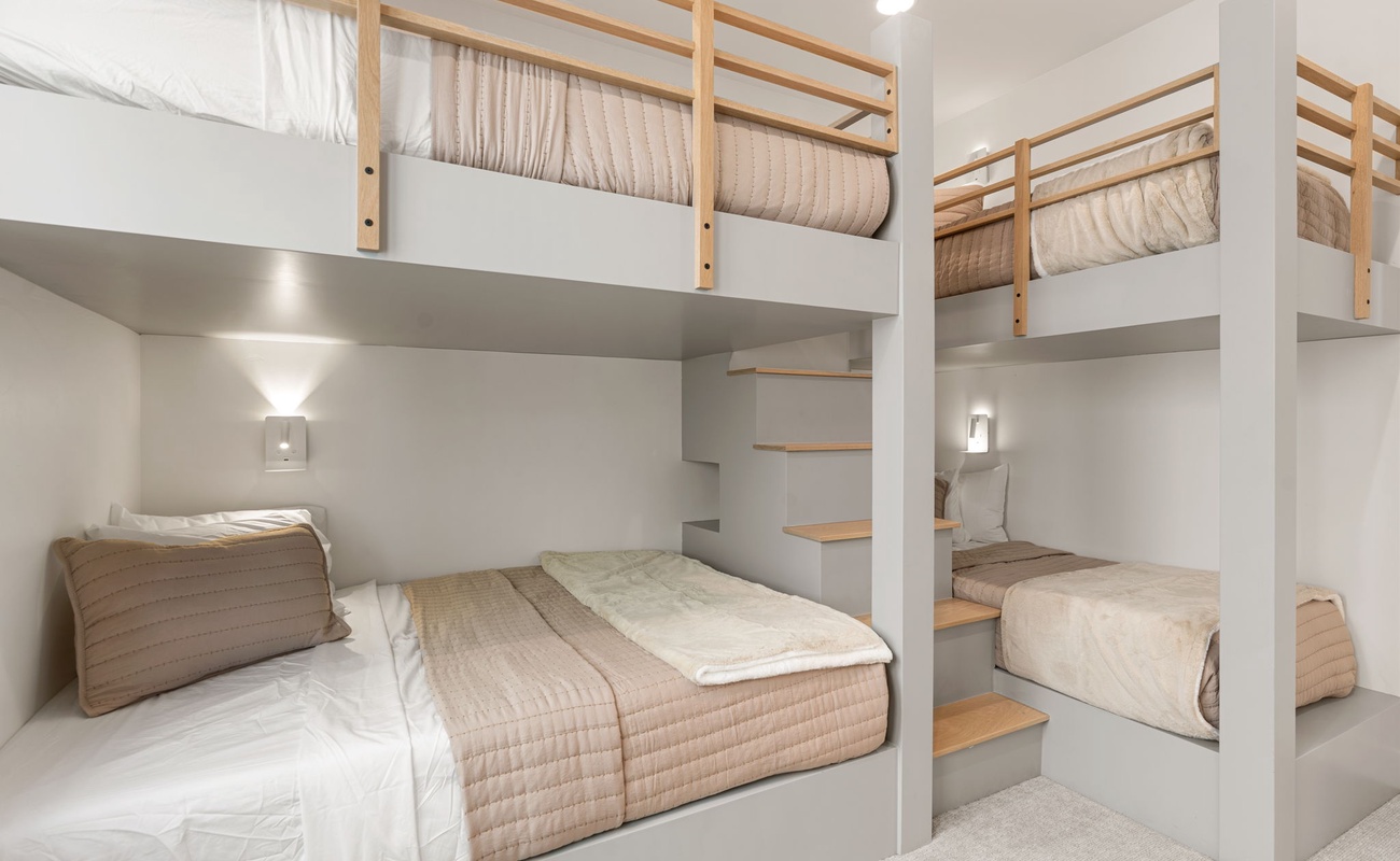 Queen/Queen + Twin/Twin Bunk Room