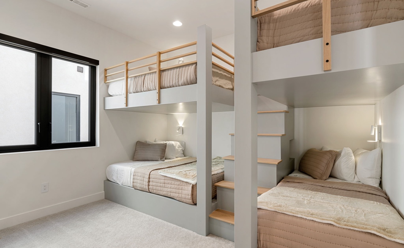 Queen/Queen + Twin/Twin Bunk Room