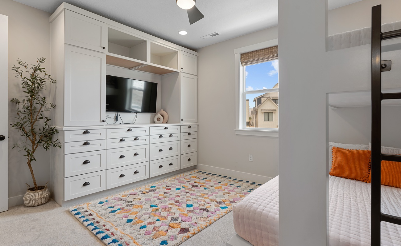 Twin/Queen Bunk Room