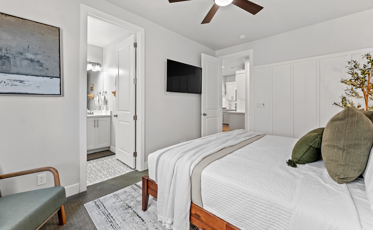 King Bed/Attached Bath