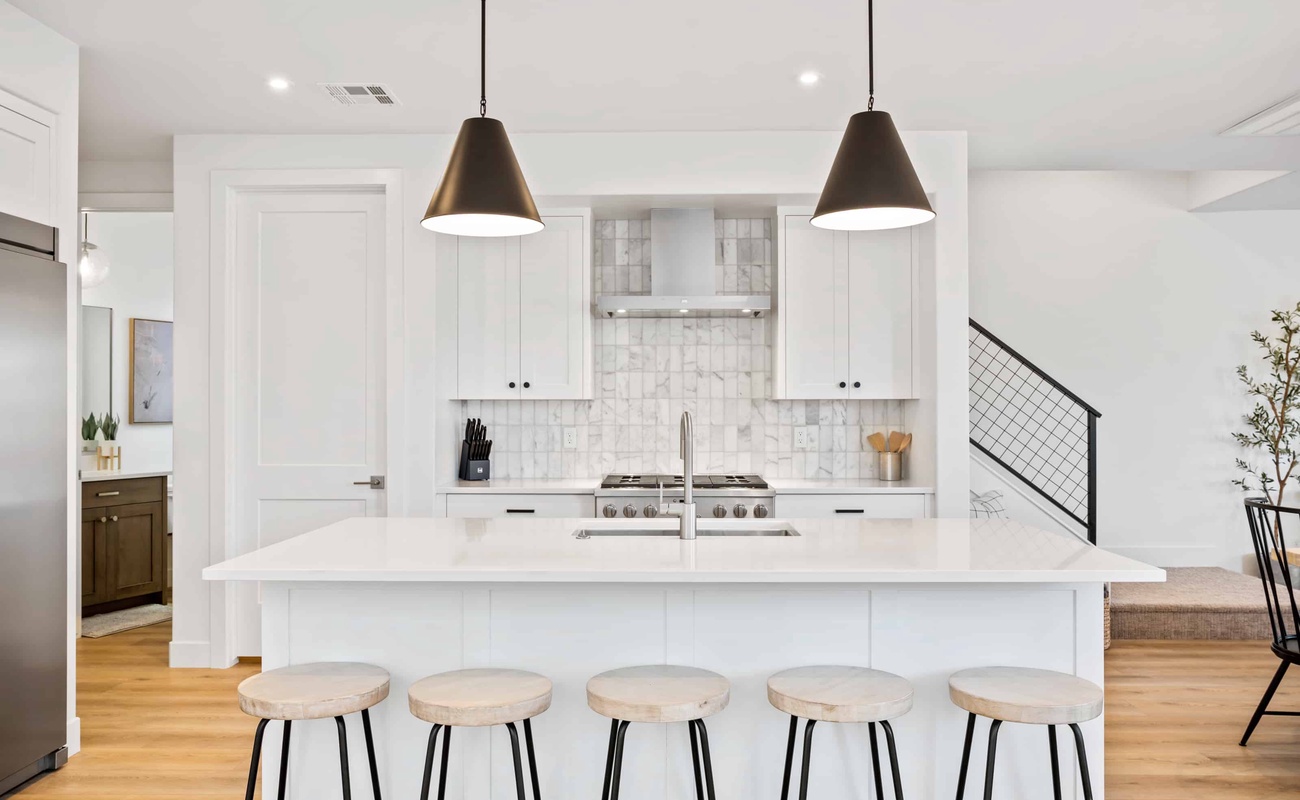 Fully Equipped Kitchen / Counter Seating