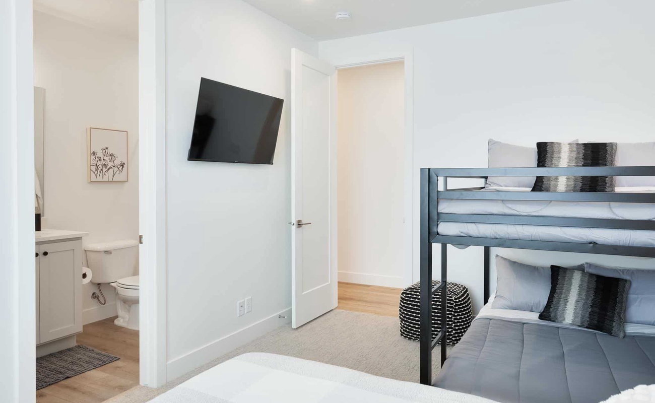 1 Queen Bed and 1 Full/Full Bunk