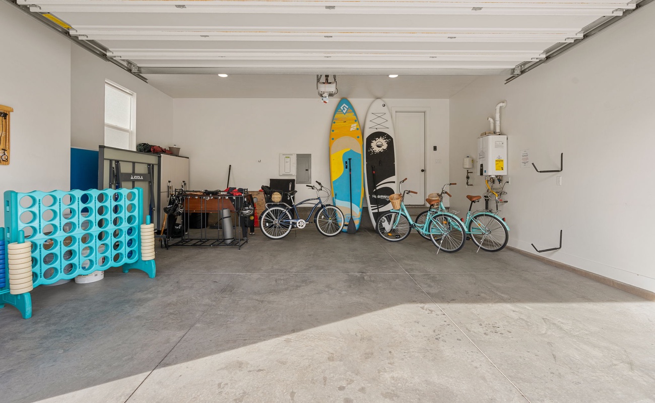 Garage - 2 Paddleboards + 3 Bikes + Ping Pong Table + Yard Games