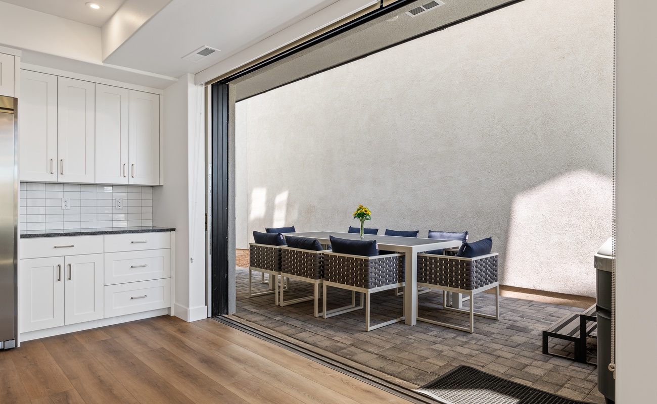 Outdoor Patio - Hot Tub