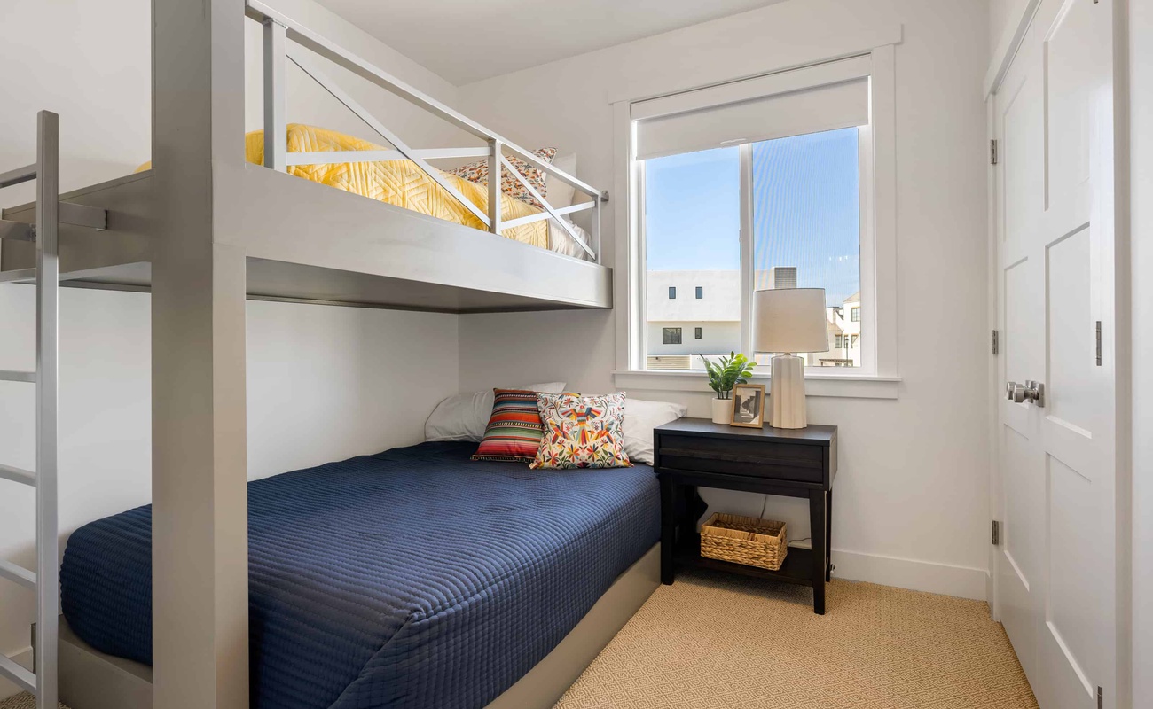 Twin/Queen Bunk Room