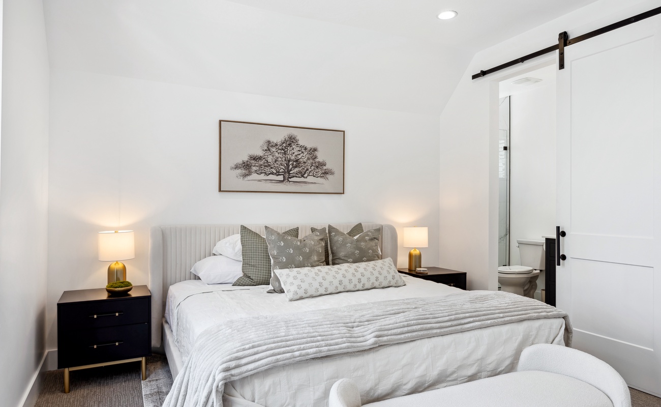 King Bedroom / Attached Bath