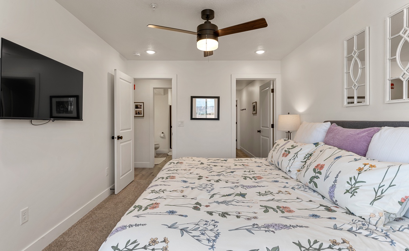 Upstairs King Master Bedroom
