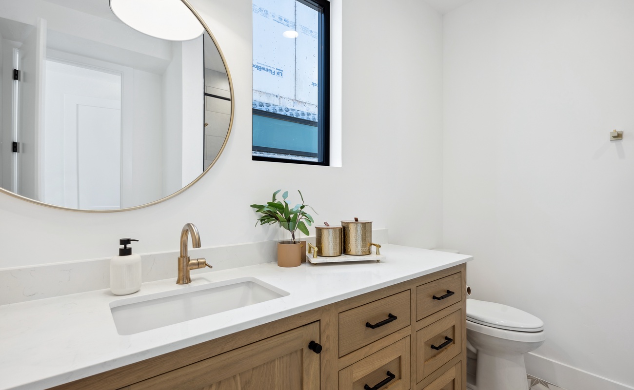 King Bedroom / Attached Bath